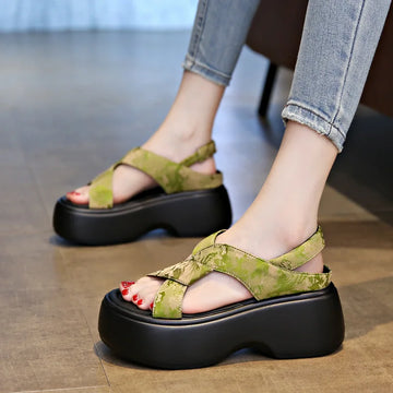 2025 Sandals Clogs With Heel Flip Flops Platform Female Shoe Buckle New Thick Corrective Fashion Girls Spring Scandals Clogs Wit