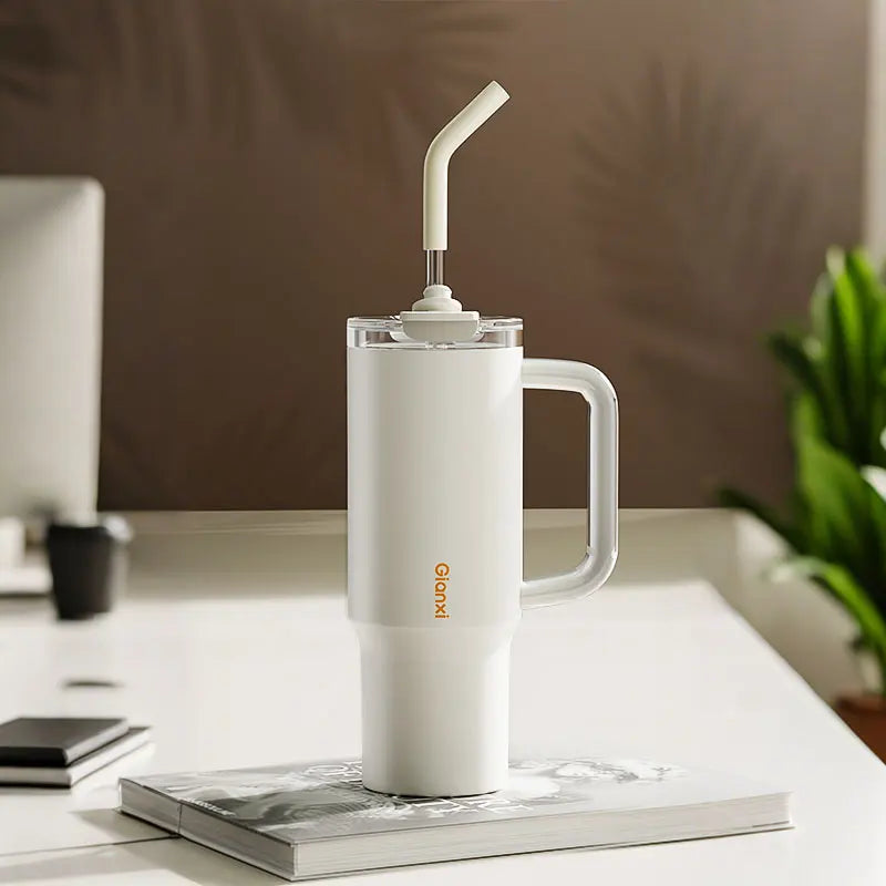 Jumbo water cup with large capacity straw cup, insulated cup. Suitable for home, outdoor and other scenarios.